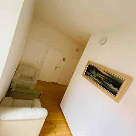 Wohnung, 2 Schlafzimmer, Strassenseitig Lägenhet *