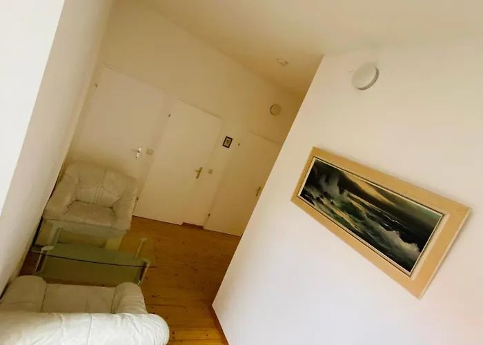 Wohnung, 2 Schlafzimmer, Strassenseitig Διαμέρισμα *